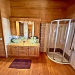 Le Mélézin Bleu Chalet *